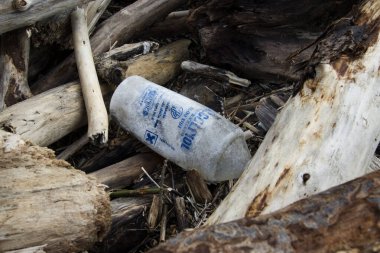 After the heavy rains and the abundant rainfall that caused strong storm surges and the flooding of the Volturno river and its overflowing, waste of all kinds poured onto the beaches of Castel Volturno.