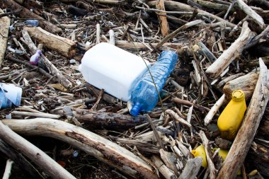 After the heavy rains and the abundant rainfall that caused strong storm surges and the flooding of the Volturno river and its overflowing, waste of all kinds poured onto the beaches of Castel Volturno.