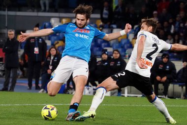 Napoli 'nin Khvicha Kvaratskhelia oyuncusu ve Atalanta' nın Rafael Toli oyuncusu, Napoli ile Atalanta arasındaki İtalya Serisi A ligi maçında, Napoli 2, Atalanta 0, Diego Armando Maradona Stadyumu 'nda oynandı.