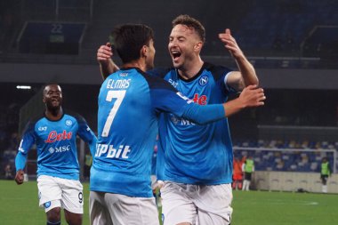 Napoli 'den Amir Rrahmani ve Eljif Elmas, Napoli ile Atalanta arasındaki İtalya Serie A ligi final maçı sırasında, Napoli 2, Atalanta 0, Diego Armando Maradona Stadyumu' nda oynandı..