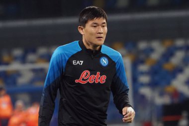 Napoli 'den Kim Min Jae, Napoli ve Eintracht Frankfurt arasındaki Uefa Şampiyonlar Ligi maçında, Napoli 3, Eintracht Frankfurt 0. Maç Diego Armando Maradona stadyumunda oynandı..