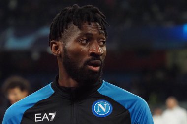 Napoli 'li Andr-Frank Zambo Anguissa oyuncusu, Napoli ve Eintracht Frankfurt arasındaki Uefa şampiyonlar ligi maçında, final sonucu Napoli 3, Eintracht Frankfurt 0. Maç Diego Armando Maradona stadyumunda oynandı.