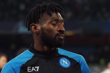 Napoli 'li Andr-Frank Zambo Anguissa oyuncusu, Napoli ve Eintracht Frankfurt arasındaki Uefa şampiyonlar ligi maçında, final sonucu Napoli 3, Eintracht Frankfurt 0. Maç Diego Armando Maradona stadyumunda oynandı.