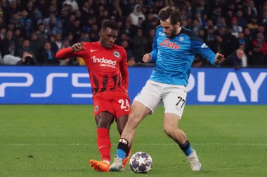 Napoli 'nin Khvicha Kvaratskhelia oyuncusu ve Eintracht Frankfurt' un Aurelio Buta oyuncusu, Napoli ile Eintracht Frankfurt arasındaki Uefa şampiyonlar ligi maçında, Napoli 3, Eintracht Frankfurt 0. Maç Diego Armando Maradon 'da oynandı