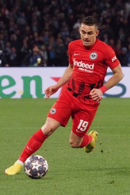 Eintracht Frankfurt 'un oyuncusu Rafael Santos Borr, Napoli ve Eintracht Frankfurt arasındaki Uefa şampiyonlar ligi maçında, son maç Napoli 3, Eintracht Frankfurt 0. Maç Diego Armando Maradona stadyumunda oynandı.