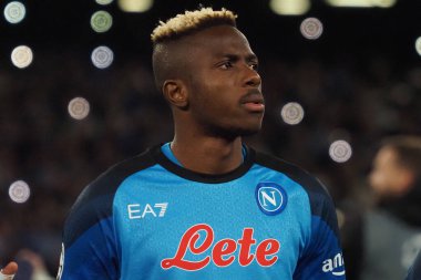 Napoli 'den Victor Osimhen, Napoli ile Eintracht Frankfurt arasındaki Uefa Şampiyonlar Ligi maçında, Napoli 3, Eintracht Frankfurt 0. Maç Diego Armando Maradona stadyumunda oynandı..