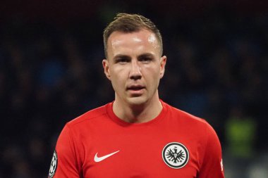 Eintracht Frankfurt 'un Mario Gotze oyuncusu, Napoli ile Eintracht Frankfurt arasındaki Uefa Şampiyonlar Ligi maçında, Napoli 3, Eintracht Frankfurt 0. Maç Diego Armando Maradona stadyumunda oynandı..