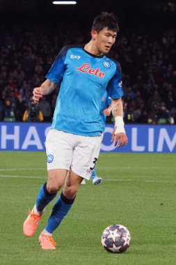 Napoli 'den Kim Min Jae, Napoli ve Eintracht Frankfurt arasındaki Uefa Şampiyonlar Ligi maçında, Napoli 3, Eintracht Frankfurt 0. Maç Diego Armando Maradona stadyumunda oynandı..
