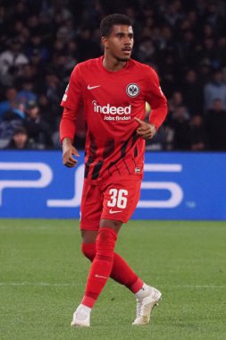 Eintracht Frankfurt 'un Ansgar Knauff oyuncusu, Napoli ve Eintracht Frankfurt arasındaki Uefa şampiyonlar ligi maçında, final sonucu Napoli 3, Eintracht Frankfurt 0. Maç Diego Armando Maradona stadyumunda oynandı..