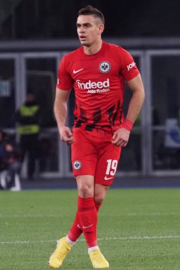 Eintracht Frankfurt 'un oyuncusu Rafael Santos Borr, Napoli ve Eintracht Frankfurt arasındaki Uefa şampiyonlar ligi maçında, son maç Napoli 3, Eintracht Frankfurt 0. Maç Diego Armando Maradona stadyumunda oynandı.