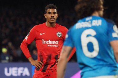 Eintracht Frankfurt 'un Ansgar Knauff oyuncusu, Napoli ve Eintracht Frankfurt arasındaki Uefa şampiyonlar ligi maçında, final sonucu Napoli 3, Eintracht Frankfurt 0. Maç Diego Armando Maradona stadyumunda oynandı..