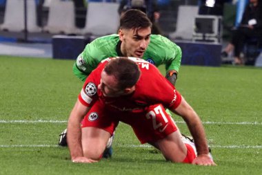 Napoli 'nin Alex Meret oyuncusu ve Eintracht Frankfurt' un Mario Gotze oyuncusu Napoli ile Eintracht Frankfurt arasındaki Uefa şampiyonlar ligi maçında, Napoli 3, Eintracht Frankfurt 0. Maç Diego Armando Maradona stadyumunda oynandı..