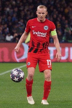 Eintracht Frankfurt oyuncusu Sebastian Rode, Napoli ile Eintracht Frankfurt arasındaki Uefa Şampiyonlar Ligi maçında, final maçı Napoli 3, Eintracht Frankfurt 0. Maç Diego Armando Maradona stadyumunda oynandı..