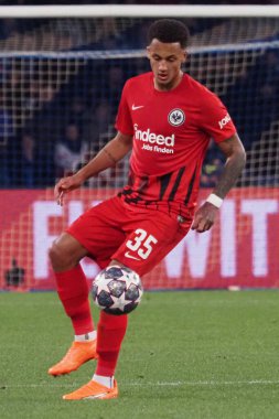 Eintracht Frankfurt 'un Tuta oyuncusu, Napoli ile Eintracht Frankfurt arasındaki Uefa Şampiyonlar Ligi maçında, son sonuç Napoli 3, Eintracht Frankfurt 0. Maç Diego Armando Maradona stadyumunda oynandı..