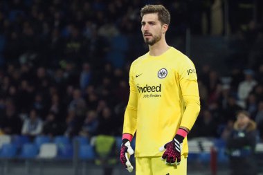 Eintracht Frankfurt 'tan Kevin Trappi oyuncusu, Napoli ve Eintracht Frankfurt arasındaki Uefa şampiyonlar ligi maçında, final sonucu Napoli 3, Eintracht Frankfurt 0. Maç Diego Armando Maradona stadyumunda oynandı..