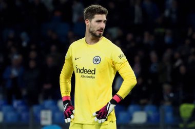 Eintracht Frankfurt 'tan Kevin Trappi oyuncusu, Napoli ve Eintracht Frankfurt arasındaki Uefa şampiyonlar ligi maçında, final sonucu Napoli 3, Eintracht Frankfurt 0. Maç Diego Armando Maradona stadyumunda oynandı..