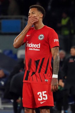 Eintracht Frankfurt 'un Tuta oyuncusu, Napoli ile Eintracht Frankfurt arasındaki Uefa Şampiyonlar Ligi maçında, son sonuç Napoli 3, Eintracht Frankfurt 0. Maç Diego Armando Maradona stadyumunda oynandı..