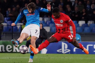 Napoli 'nin Khvicha Kvaratskhelia oyuncusu ve Eintracht Frankfurt' un Aurelio Buta oyuncusu, Napoli ile Eintracht Frankfurt arasındaki Uefa şampiyonlar ligi maçında, Napoli 3, Eintracht Frankfurt 0. Maç Diego Armando Maradon 'da oynandı