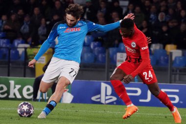 Napoli 'nin Khvicha Kvaratskhelia oyuncusu ve Eintracht Frankfurt' un Aurelio Buta oyuncusu, Napoli ile Eintracht Frankfurt arasındaki Uefa şampiyonlar ligi maçında, Napoli 3, Eintracht Frankfurt 0. Maç Diego Armando Maradon 'da oynandı