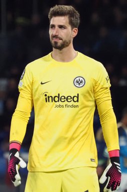 Eintracht Frankfurt 'tan Kevin Trappi oyuncusu, Napoli ve Eintracht Frankfurt arasındaki Uefa şampiyonlar ligi maçında, final sonucu Napoli 3, Eintracht Frankfurt 0. Maç Diego Armando Maradona stadyumunda oynandı..