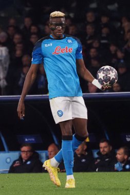 Napoli 'den Victor Osiimhen, Napoli ile Eintracht Frankfurt arasındaki Uefa Şampiyonlar Ligi maçında, Napoli 3, Eintracht Frankfurt 0. Maç Diego Armando Maradona stadyumunda oynandı..