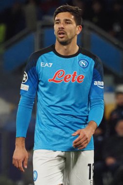 Napoli 'den Giovanni Simone, Napoli ve Eintracht Frankfurt arasındaki Uefa Şampiyonlar Ligi maçında, Napoli 3, Eintracht Frankfurt 0. Maç Diego Armando Maradona stadyumunda oynandı..