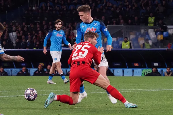 Napoli 'nin Piotr Zieliski oyuncusu ve Eintracht Frankfurt' un Cristoforo Lenz oyuncusu Napoli ile Eintracht Frankfurt arasındaki Uefa şampiyonlar ligi maçında, Napoli 3, Eintracht Frankfurt 0. Maç Diego Armando Maradona 'da oynandı