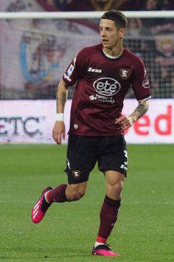 Salernitana 'dan Domagoj Bradari, İtalya Serie A ligi maçında Salernitana - Bologna final maçı, Salernitana 2, Bologna 2, Arechi Stadyumu' nda oynandı.