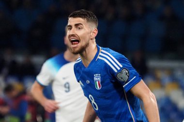 İtalya 'nın Jorjinho oyuncusu Euro 2024 ön eleme maçında İtalya ile İngiltere arasında son maç İtalya 1, İngiltere 2' dir. Maç Diego Armando Maradona stadyumunda oynandı..