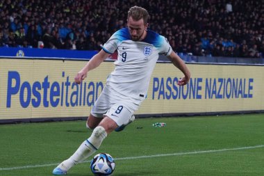 İngiltere 'nin Harry Kane oyuncusu Euro 2024 ön eleme maçında İtalya ile İngiltere arasında son maç İtalya 1, İngiltere 2. Maç Diego Armando Maradona stadyumunda oynandı..