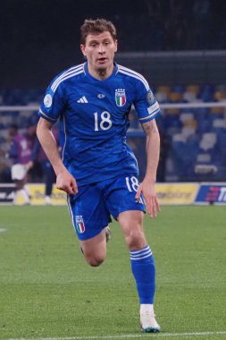 İtalya 'nın Nicol Barella oyuncusu Euro 2024 ön eleme maçında İtalya ile İngiltere arasında son maç İtalya 1, İngiltere 2' dir. Maç Diego Armando Maradona stadyumunda oynandı.
