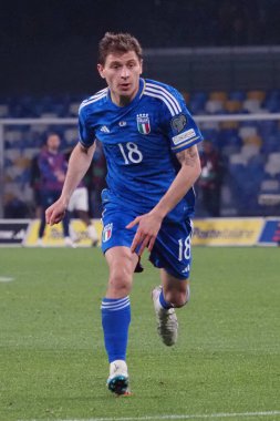 İtalya 'nın Nicol Barella oyuncusu Euro 2024 ön eleme maçında İtalya ile İngiltere arasında son maç İtalya 1, İngiltere 2' dir. Maç Diego Armando Maradona stadyumunda oynandı.