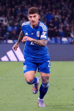 İtalya 'dan Giovanni Di Lorenzo, Euro 2024 ön eleme maçında İtalya ile İngiltere arasındaki maçta İtalya 1, İngiltere 2. Maç Diego Armando Maradona stadyumunda oynandı..