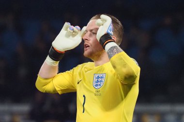 İngiltere 'nin Jordan Pickford oyuncusu Euro 2024 ön eleme maçında İtalya ile İngiltere arasında son maç İtalya 1, İngiltere 2. Maç Diego Armando Maradona stadyumunda oynandı..