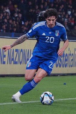 İtalya 'nın Sandro Tonali oyuncusu Euro 2024 ön eleme maçında İtalya ile İngiltere arasında son maç İtalya 1, İngiltere 2' dir. Maç Diego Armando Maradona stadyumunda oynandı..