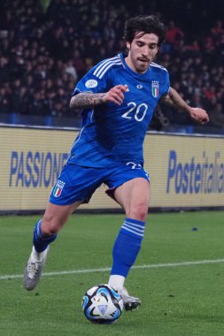 İtalya 'nın Sandro Tonali oyuncusu Euro 2024 ön eleme maçında İtalya ile İngiltere arasında son maç İtalya 1, İngiltere 2' dir. Maç Diego Armando Maradona stadyumunda oynandı..
