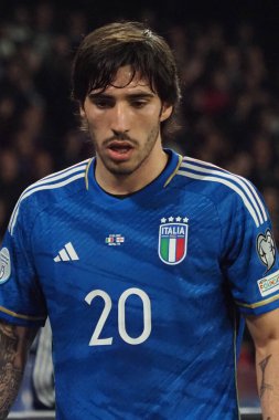 İtalya 'nın Sandro Tonali oyuncusu Euro 2024 ön eleme maçında İtalya ile İngiltere arasında son maç İtalya 1, İngiltere 2' dir. Maç Diego Armando Maradona stadyumunda oynandı..