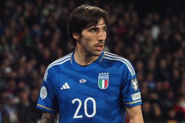 İtalya 'nın Sandro Tonali oyuncusu Euro 2024 ön eleme maçında İtalya ile İngiltere arasında son maç İtalya 1, İngiltere 2' dir. Maç Diego Armando Maradona stadyumunda oynandı..