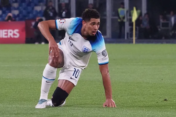 İngiltere 'nin Jude Bellingham oyuncusu Euro 2024 ön eleme maçında İtalya ile İngiltere arasında son maç İtalya 1, İngiltere 2. Maç Diego Armando Maradona stadyumunda oynandı..