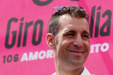 Vincenzo Nibali, İtalya 'nın Napoli' ye gidiş ve gelişiyle Giro d 'Italia' nın altıncı etabı sırasında eski bir İtalyan bisikletçidir.