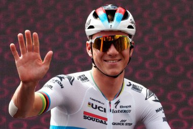 Remco Evenepoel, Giro d 'Italia' nın altıncı etabı sırasında Napoli 'ye varış ve gidiş için Soudal Quick-Step için yarışan Belçikalı bir yol bisikletçisidir..