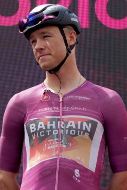 Jonathan Milan, 2021 'den beri profesyonel bir İtalyan yol bisikletçisi ve Napoli' ye varış ve gidiş yönüyle Giro d 'Italia' nın altıncı safhasında Bahreyn Victorious takımı için yarışmaktadır..