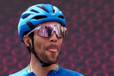 Thibaut Pinot un ciclista su strada che corre her il takımı Groupama-FDJ, Giro d 'Italia' nın altıncı aşamasında Napoli 'ye gidiş ve geliş.