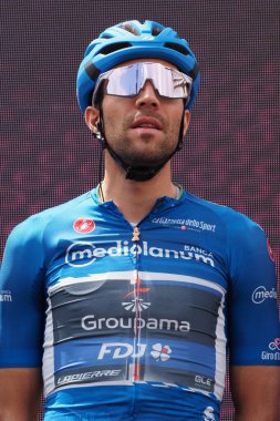 Thibaut Pinot un ciclista su strada che corre her il takımı Groupama-FDJ, Giro d 'Italia' nın altıncı aşamasında Napoli 'ye gidiş ve geliş.