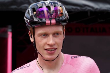 Andreas Leknessund, İtalya Giro d 'Italia' nın altıncı etabı sırasında Napoli 'ye varış ve kalkış yapan Norveçli bir yol bisikletçisi..
