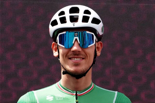 Philippo Zanaはイタリアのロードサイクリストで 2022年にチームJayco Alulaのために乗るイタリアのチャンピオンで ナポリで出発して到着したGiro Italyの第6段階で — ストック写真