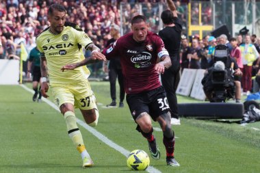 Salernitana 'nın Pasquale Mazzocchi oyuncusu ve Udinese' nin Roberto Pereyra oyuncusu, İtalya Serie A ligi maçında Salernitana - Udinese final maçı, Salernitana 2, Udinese 2, Arechi Stadyumu 'nda oynandı..