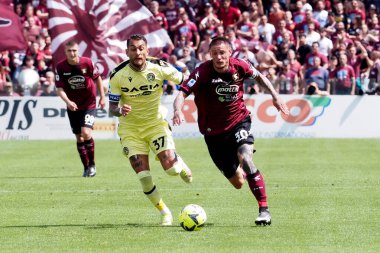 Salernitana 'nın Pasquale Mazzocchi oyuncusu ve Udinese' nin Roberto Pereyra oyuncusu, İtalya Serie A ligi maçında Salernitana - Udinese final maçı, Salernitana 2, Udinese 2, Arechi Stadyumu 'nda oynandı..