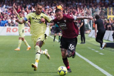 Salernitana 'nın Pasquale Mazzocchi oyuncusu ve Udinese' nin Roberto Pereyra oyuncusu, İtalya Serie A ligi maçında Salernitana - Udinese final maçı, Salernitana 2, Udinese 2, Arechi Stadyumu 'nda oynandı..
