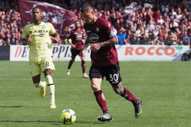 Udinese 'li Marvin Zeegelaar ve Salernitana' lı Pasquale Mazzocchi 'nin oyuncusu, İtalya Serie A ligi maçında Salernitana ve Udinese arasındaki final maçı, Salernitana 2, Udinese 2, Arechi Stadyumu' nda oynandı..